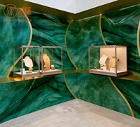 Vitrine à bijoux personnalisée : murale et autoportante avec design en pierre dégradée et ligne dorée pour zone de bijouterie haut de gamme