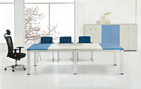 Table de réunion moderne et durable pour 10 à 20 personnes, avec panneau en bois et structure métallique, idéale pour les grandes salles de conférence