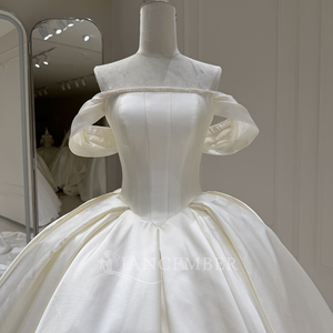 Vestido de Novia Moderno Xx91 de Satén Color Marfil con Escote Corazón, Plisado Minimalista, Cola Capilla, Sin Espalda, Largo hasta el Suelo, Venta al por Mayor - Product Image 6