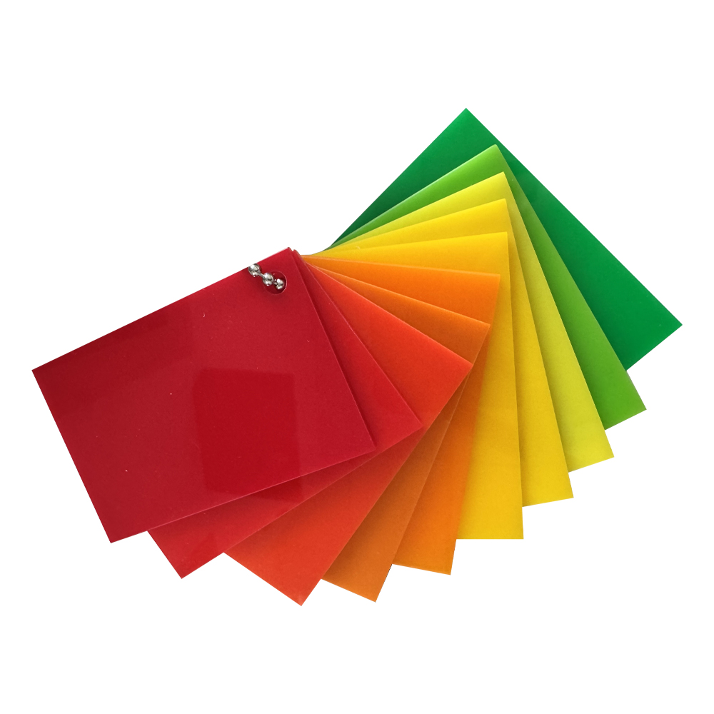 Atención al cliente de lentes de contacto de color.