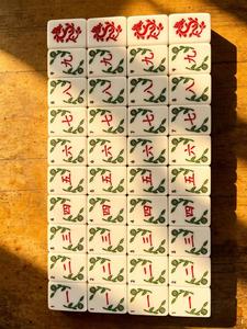 Juego de Mahjong Americano de Lujo Moderno y Personalizado, con Fichas Acrílicas Transparentes Artísticas Talladas con Motivos Florales de Ámbar y Melocotón, para Coleccionistas - Product Image 4