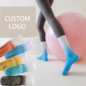 Vente en gros de chaussettes Pilates avec logo personnalisé chaussettes antidérapantes en coton pour femmes Crew Gradient chaussettes de yoga pour femmes avec poignées antidérapantes