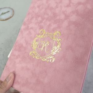 Charmantes invitations <span class=keywords><strong>de</strong></span> mariage é<span class=keywords><strong>l</strong></span>égantes en velours rose, présentées dans une boîte avec un <span class=keywords><strong>miroir</strong></span> <span class=keywords><strong>de</strong></span> forme spéciale en acrylique rose doré, Caixa Convite <span class=keywords><strong>de</strong></span> luxe - Product Image 5