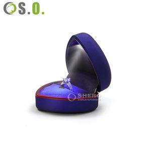 Caja de Luz LED de Plástico con Forma de Corazón y Logotipo Personalizado Azul para Anillos, Colgantes, Pulseras, Brazaletes, Collares y Joyas - Product Image 3