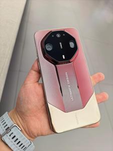 HUAWEI Mate 90 RS ดีไซน์สุดยอด, Kirin 9050 Pro, หน้าจอ 6.9 นิ้ว, แบตเตอรี่ 6800mAh, กล้องหลัก 50MP+กล้องมุมกว้าง 40MP+กล้องเทเลโฟโต้ 200MP+3r Gen Red Maple - Product Image 1