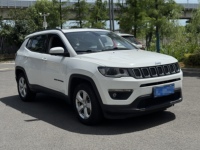 Подержанный Jeep Compass 200T 2018 года, комплектация Home Enjoy Edition, компактный внедорожник, левый руль, темный салон, шины R17