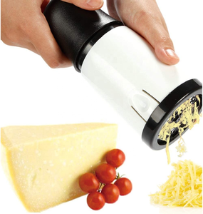 Vente en gros Trancheuse de légumes herbes Noix Râpe à fromage Déchiqueteuse Machine Cutter Grinder Round <span class=keywords><strong>Mandoline</strong></span> Râpe à fromage rotative manuelle - Product Image 6