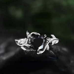Anello con Design a Foglia e Cuore Nero, Stile Gotico per Donne - Product Image 1
