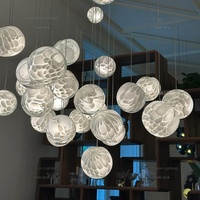 Lustre de villa sur mesure pour escalier, design simple et créatif, avec boules de verre LED personnalisées, installation pour salle à manger