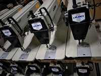 JUKIs DDL-5550N machine à point noué à 1 aiguille machine à coudre à plat pour la couture de matériaux lourds machine à coudre industrielle d'occasion