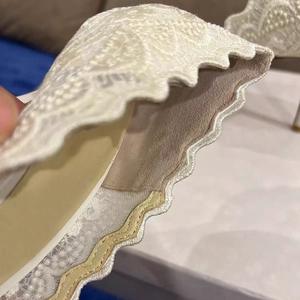 Chaussures de mariée personnalisées pour femmes, bout pointu, talon aiguille, ensemble de chaussures de mariage, dentelle blanche brodée, talon de 6 cm, chaussures de mariage pour la mariée - Product Image 3