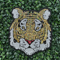 Patch graphique personnalisé en feutre, motif mascotte visage de tigre brodé de paillettes dorées holographiques, noir, argent, rouge, thermocollant ou à coudre, usine OEM