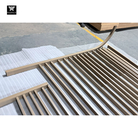 Écran incurvé en aluminium imitation bois pour villa, vis cachées, panneaux en aluminium, tube carré pour la décoration de la maison