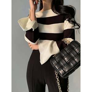 Pull rayé à col bateau noir et blanc XS à manches longues et poignets évasés pour femme - Product Image 3