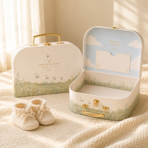 Boîte à souvenirs de luxe pour bébé, en forme de <span class=keywords><strong>valise</strong></span>, avec gaufrage en feuille d'or, boîte cadeau rigide pour ensembles de nouveau-nés - Product Image 1