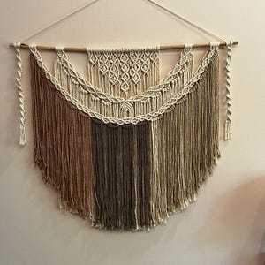 Décoration murale en macramé de style chic, en coton fait main, avec des pompons géométriques, forme irrégulière, design abstrait - Product Image 2