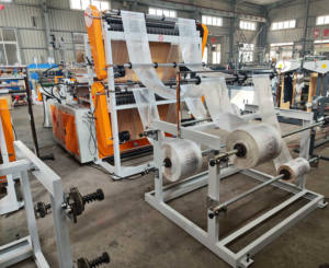 Machine de fabrication de sacs plats pour <span class=keywords><strong>t</strong></span>-shirts à double couche à haute productivité, quatre lignes, thermosoudage à chaud, découpe à <span class=keywords><strong>froid</strong></span>. - Product Image 5