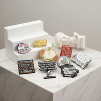 Koleksi Pin Enamel Logam Huruf Buku Lucu 2026, Bros Punk Lencana Kartu Perpustakaan Bunga Ajaib Klub Pembaca Romantasy untuk Hadiah