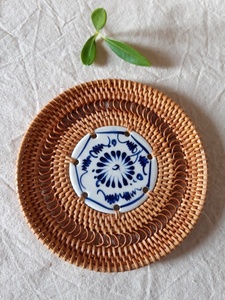 Dessous de verre ronds en rotin avec cœur en porcelaine du Vietnam, lot de 6 pièces avec support - Product Image 5