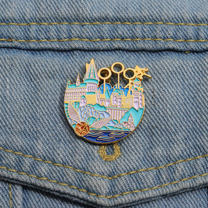 Pins Metálicos Esmaltados de Alta Calidad con Diseño de Castillo Mágico Dorado y Fantasma Bajo la Luz de la Luna, Acabado Pulido - Product Image 3