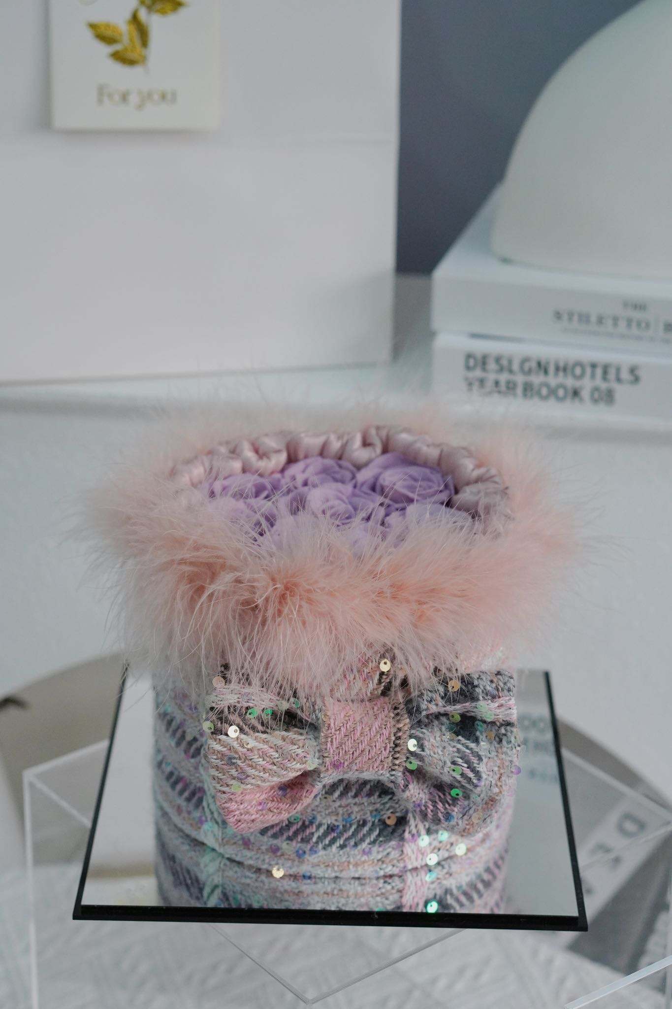 กล่องของขวัญทรงถังกอดดอกไม้นิรันดร์สีม่วงเผือก