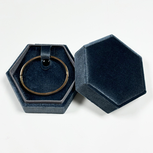 Fandiji <span class=keywords><strong>2025</strong></span> Hot Bán đôi hộp nhẫn cho đám cưới đề xuất biểu tượng tùy chỉnh lục giác trang sức bao bì hộp với chất liệu nhung - Product Image 4