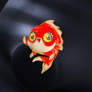 Broches de luxe pour femmes, broches de créateur personnalisées, en forme de <span class=keywords><strong>petit</strong></span> <span class=keywords><strong>poisson</strong></span> <span class=keywords><strong>rouge</strong></span>, en cristal de strass, plaquées or, de la marque Weiman - Product Image 4