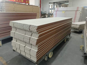 Instalación de tiras de PVC con acabado de madera moderno, impermeables e ignífugas para uso en cocinas, hogares, hoteles y hospitales con garantía de más de 5 años. - Product Image 3