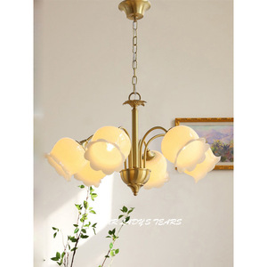 โคมไฟระย้าสไตล์อเมริกันมินิมอล ลิลลี่วัลเล่ย์ ทำจากทองแดงทั้งชิ้น ดีไซน์ย้อนยุคแบบฝรั่งเศส ให้แสงอบอุ่นหรูหรา เหมาะสำหรับห้องนั่งเล่น - Product Image 3