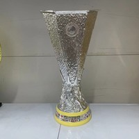Trophée de football européen personnalisé en usine, artisanat métallique avec base en forme de drapeau, OEM/ODM disponible pour les compétitions sportives internationales