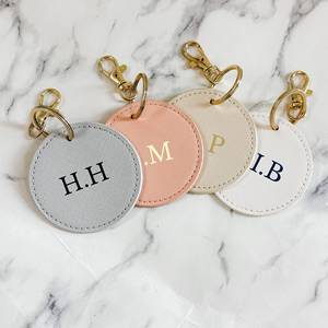 Llavero Redondo con Patrón de Cruz y Logotipo Personalizado Grabado con Láser para Parejas, Ideal para Bodas y Cumpleaños - Product Image 3