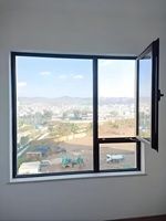 Fenêtre à persiennes moderne en aluminium sur mesure, à ouverture oscillo-battante, isolée et économe en énergie, idéale pour les petites résidences et les chambres d'appartement.