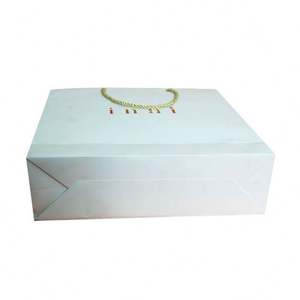 Sac en papier cadeau de luxe personnalisé KM avec poignée en ruban pour l'emballage de vêtements et de chaussures - Product Image 3