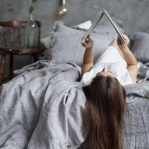 ชุดเครื่องนอนผ้าลินินแท้ 100% สีพื้น ขนาดควีน/คิงไซส์ 200TC ได้รับการรับรองมาตรฐาน OEKO-TEX ปรับแต่งได้ พร้อมปลอกหมอนและผ้านวมเย็บลายสไตล์ Shabby Chic - Product Image 3