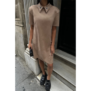 Robe courte en daim beige avec détails à œillets au col, motif à pois, style formel, logo personnalisé, taille XS, prix bas, offre ODM - Product Image 3