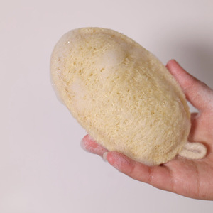 Éponge Loofah ovale 8x13 cm, outil de nettoyage naturel pour la vaisselle, le récurage des casseroles et le nettoyage de la cuisine - Product Image 2