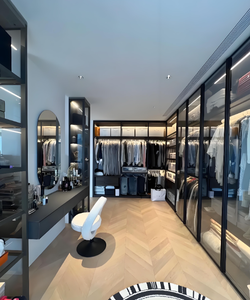 ตู้เสื้อผ้าแบบสั่งทำพิเศษจากโรงงาน ขายตรง ตู้เสื้อผ้าแบบเต็มผนังสำหรับโรงแรม ประตูบานเลื่อนหรูหรา ตู้เสื้อผ้าแบบวอ<span class=keywords><strong>ล</strong></span>์กอินพร้อมชั้นวางของ - Product Image 1