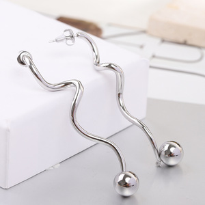 Pendientes con forma de onda, cuentas redondas de 10 mm, aleación de zinc chapada en oro, diseño asimétrico de moda para mujer - Product Image 3