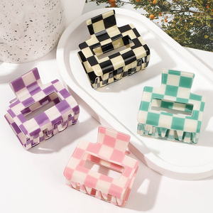 Pinces à cheveux rectangulaires ajourées à motif damier européen et américain, assorties aux couleurs, demi-pinces requin à carreaux pour femmes - Product Image 4