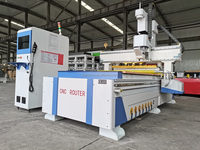 Routeur CNC linéaire ATC 1325 avec changeur d'outils 12 postes et table à vide pour MDF, contreplaqué et bois massif
