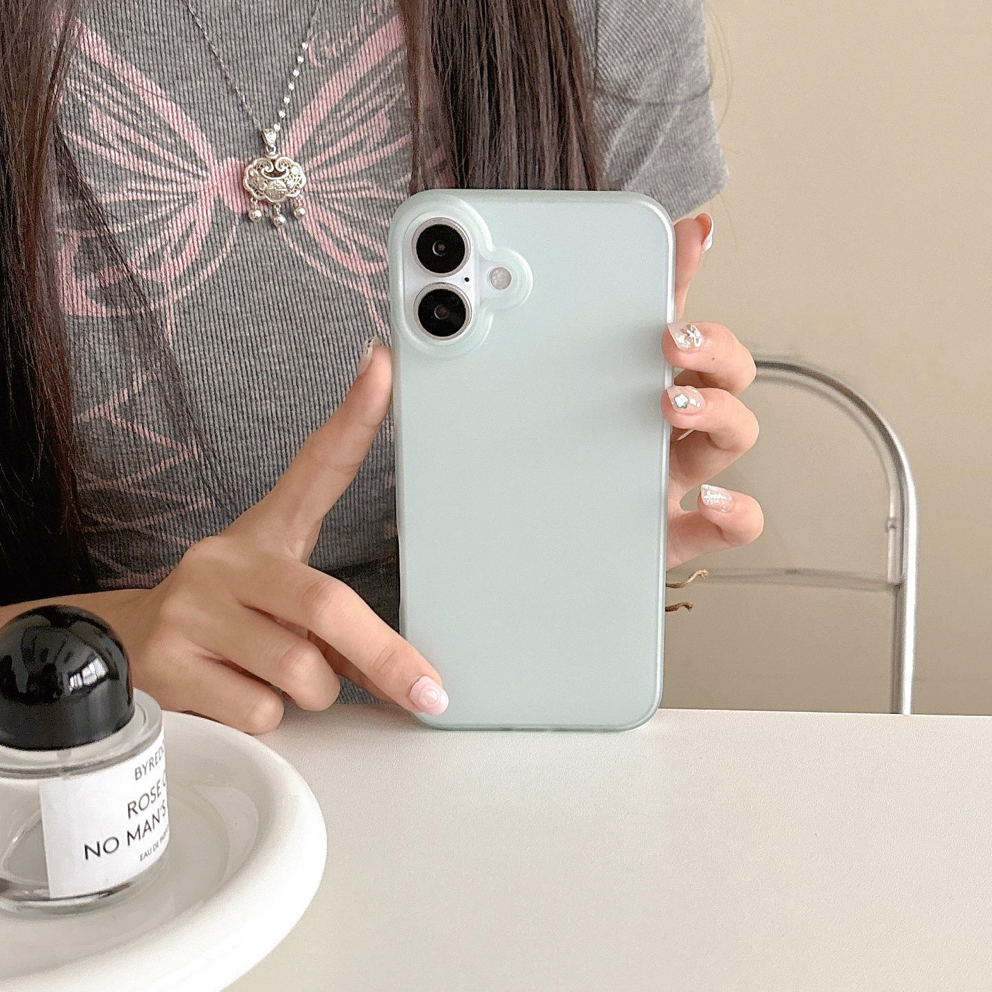 สีฟ้าอมเขียวโปร่งแสง