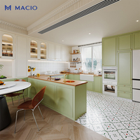 Armoire de cuisine suspendue moderne et modulaire sur mesure MACIO Shaker Green avec évier intégré et îlot, idéale pour villa