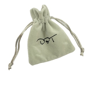 Petit sac en velours personnalisable avec cordon de serrage, idéal pour ranger des bijoux ou des lunettes - Product Image 5