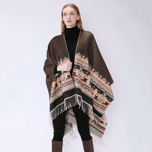 Poncho Clásico de Lana Largo y Cálido para Invierno con Capucha y Borlas para Mujer, Ideal para Actividades al Aire Libre - Product Image 3