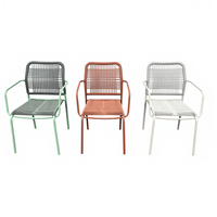 Chaise empilable de patio extérieure moderne, imperméable et portable, avec rotin léger et corde tressée en métal pour la salle à manger