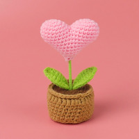 Mini plante en pot en forme de cœur, tricotée à la main au crochet, fleur artificielle en forme de cœur pour la décoration de voiture ou de bureau, cadeau pour professeur, stock disponible en Chine