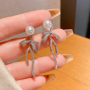 Boucles d'oreilles pendantes en strass argentés avec nœud et perle pour femme, idéales pour un anniversaire, boucles d'oreilles pendantes tendance - Product Image 1
