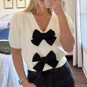 เสื้อสเวตเตอร์ถักคอวีแขนสั้นผูกโบว์คู่สีพื้นแฟชั่นสำหรับผู้หญิงรุ่นใหม่ - Product Image 2