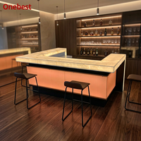 Comptoir de bar semi-circulaire et chaises sur mesure en surface solide pour restaurants et hôtels