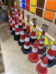 Cônes de circulation d'entraînement de véhicule de 700mm, cônes d'avertissement de sécurité, barrières de circulation en plastique réfléchissantes pour améliorer la sensibilisation au trafic - Product Image 5